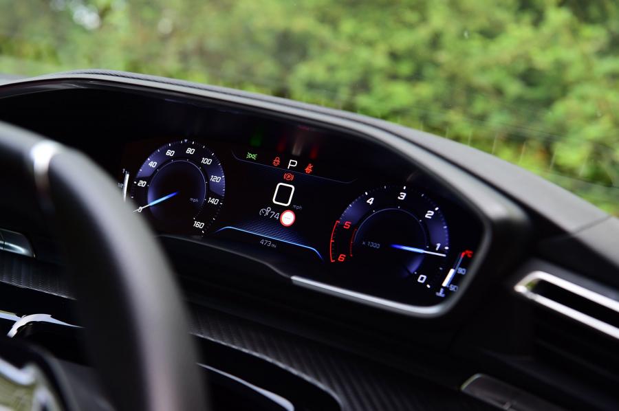 Панель приборов Peugeot 508 SW GT Line 2019 года  (UK) (фото 8 из 25)